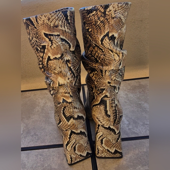 EUC Vince Camuto Snakeskin Slouchy Design Heeled Boots, 8.5M/39 - Picture 6 of 11